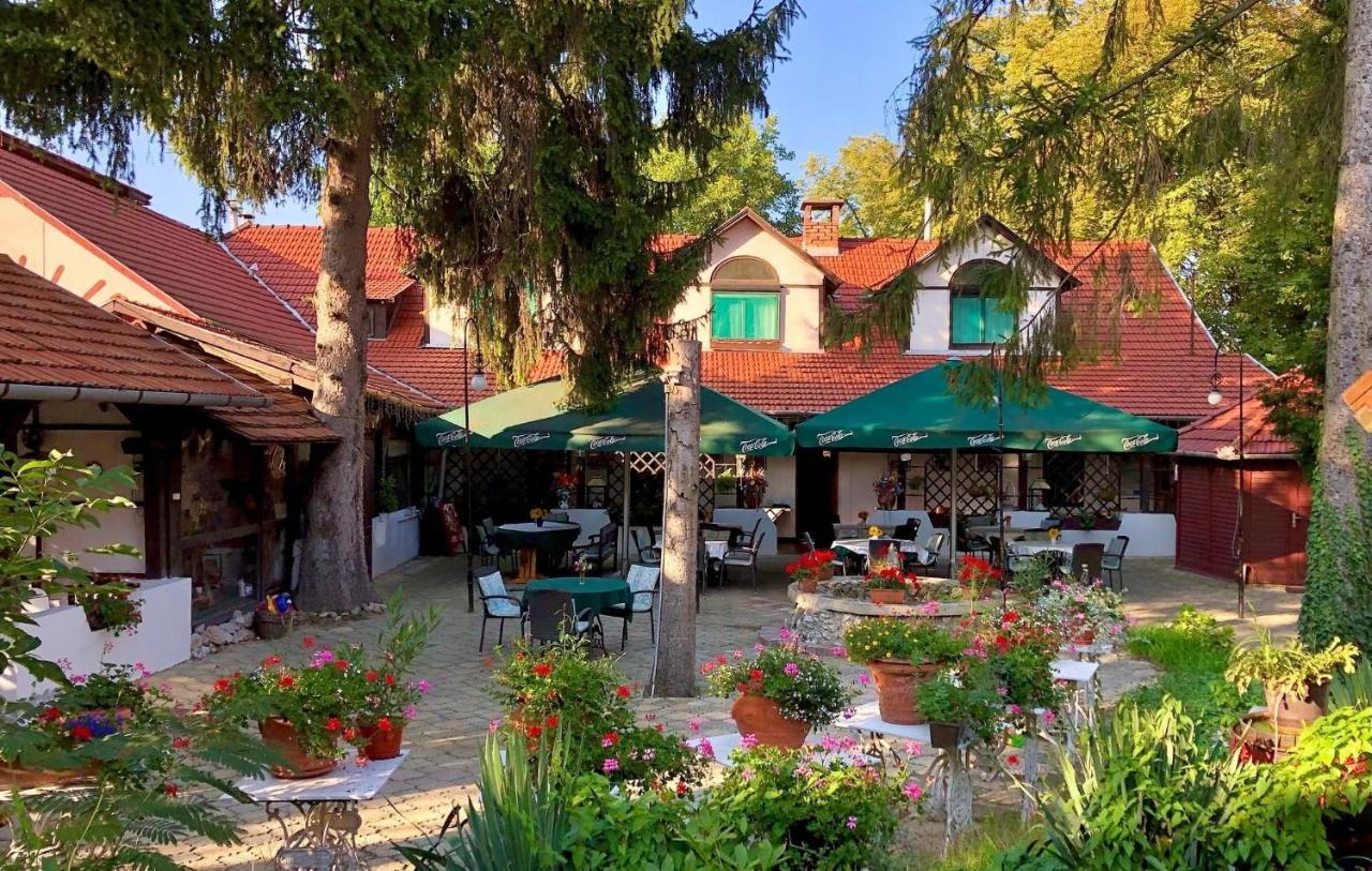 Talizman Etterem Panzio Hotel Miskolc Exterior photo